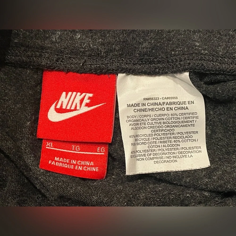 Nike Kid’s Gray Capri Sweatpants with Tapered Ankles and Relaxed Fit Size XL